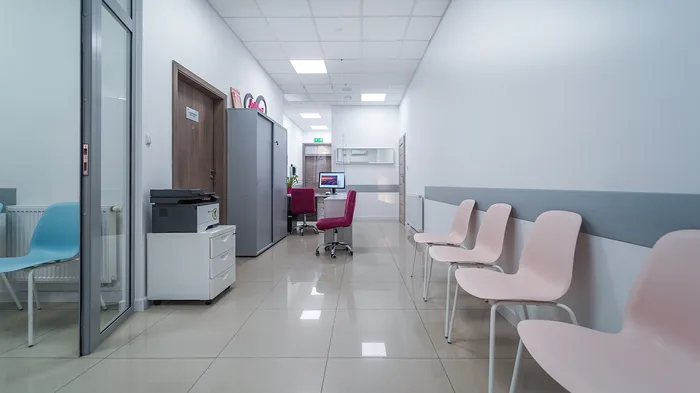 Korytarz z poczekalnią w nowej placówce Zdrowej Polski